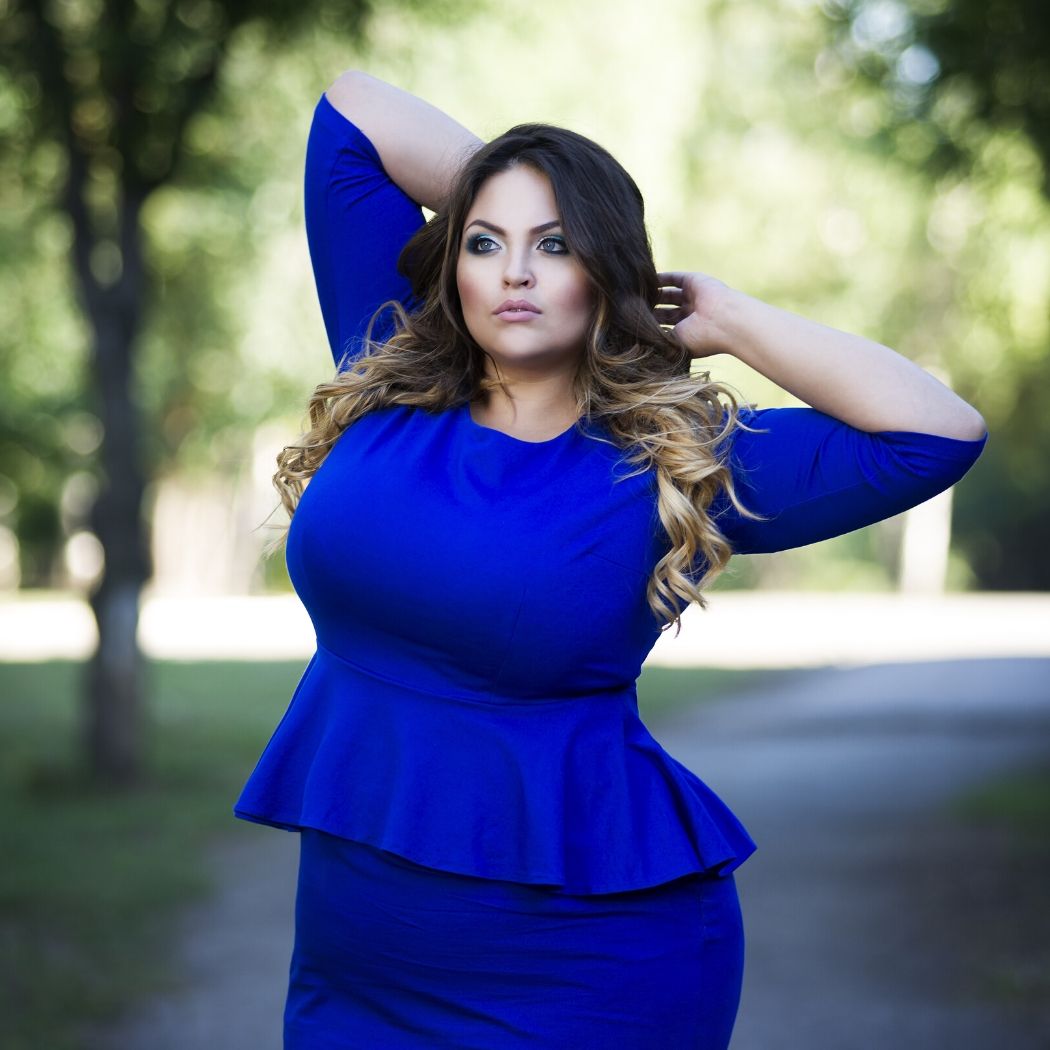 Stylizacje na wesele dla puszystych 2022 – najmodniejsze propozycje dla kobiet plus size!